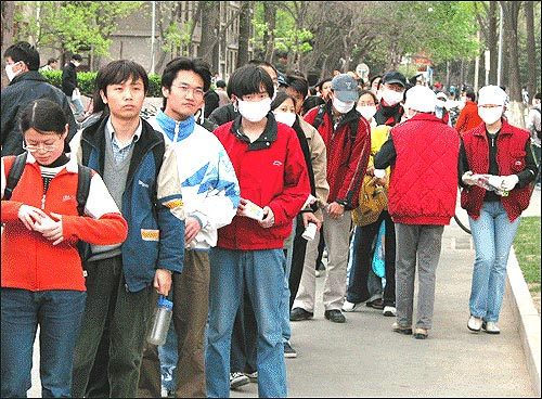 길게 줄을 서서 약을 기다리는 북경대 학생들의 모습 